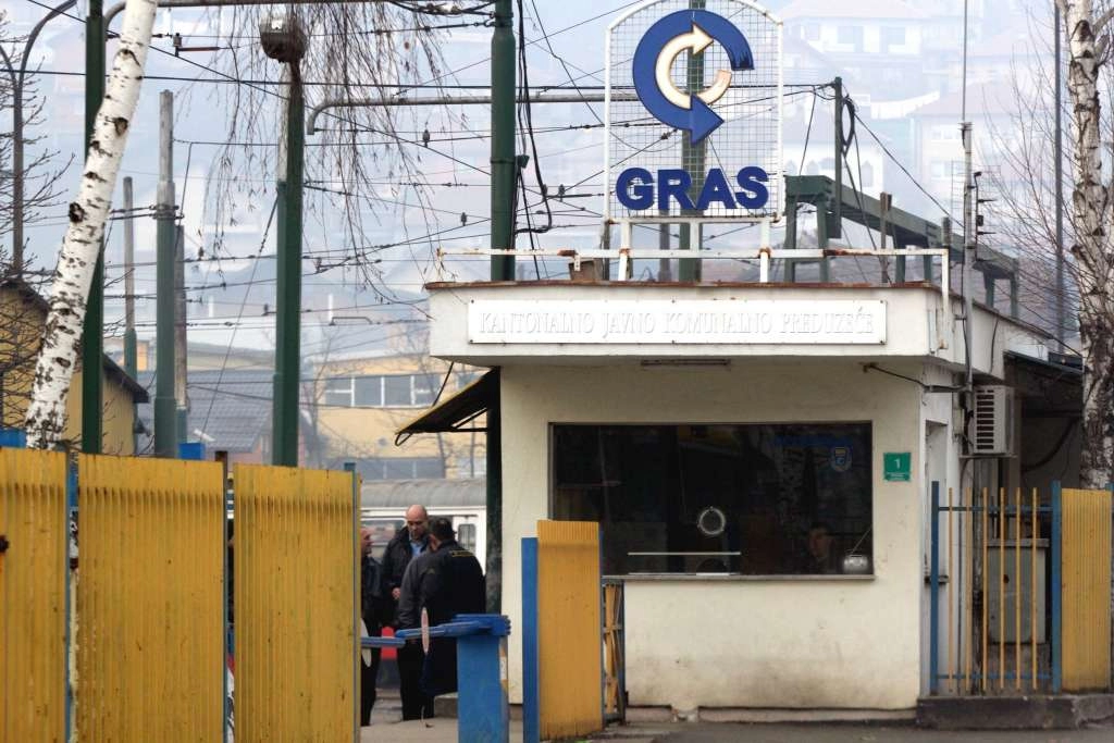 Milijunski dugovi, upitna ispravnost vozila, vozači bez vozačkih dozvola: Tko je odgovoran za situaciju u GRAS-u?